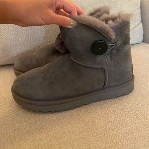 Ugg - Mini Bailey Button II Boot - size 8